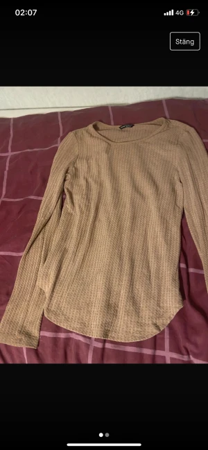Beige tröja  - Snygg beige tröja med ett skönt material och perfekt för alla årstider. Säljs för 49 pris kan även diskuteras  Använd 1 gång inga skador alls  Storlek L men passar även M och lite oversized för S
