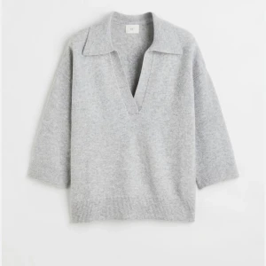 Stickad tröja med krage  - stickad tröja från Hm med halvlånga armar som är helt slutsåld🤍använd fåtal gånger! 