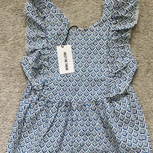 Tröja  - Säljer den här helt nya oanvända tröjan från Meet me there! Köpte den för 400kr i somras men den var tyvärr för stor. Kontakta mig om ni har några frågor!❤️