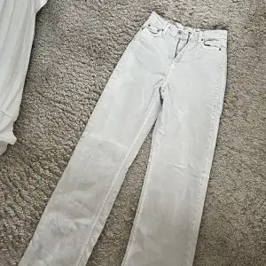 Säljer ett par jättefina raka beige/gråa jeans från Zara! Jeansen är knappt använda och därför i jättefint skick! Jag är 170 lång och de var bra i längden på mig, när jag provat de! 