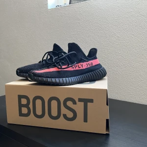 Yeezy 350 ” Black Core”  - Yeezy 350 ” Black Core”  Köpta på CONFIRMED på Yeezy day 3/8/22 Kvitto finns vid förfrågan  Deadstock Strl: 44 2/3  Pris: 2 750 kr  