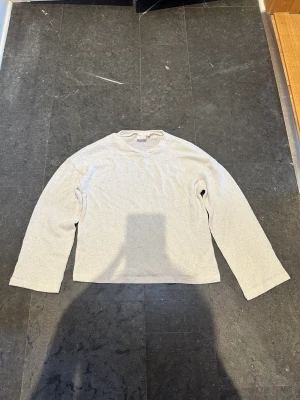 Nelly stickad tröja 🤍 - Storlek xs, så söt! Skick 10/10! Klicka på köp nu så är den din. Försten till kvarn på allt ❤️