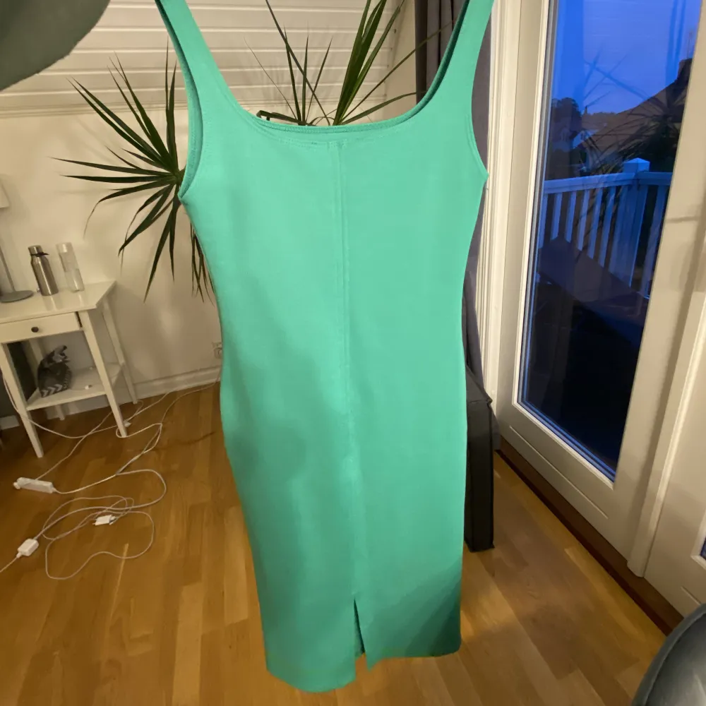 Grön långkjol från Zara💚 har slits så inga problem att gå i den, endast använd en gång!. Mekot.