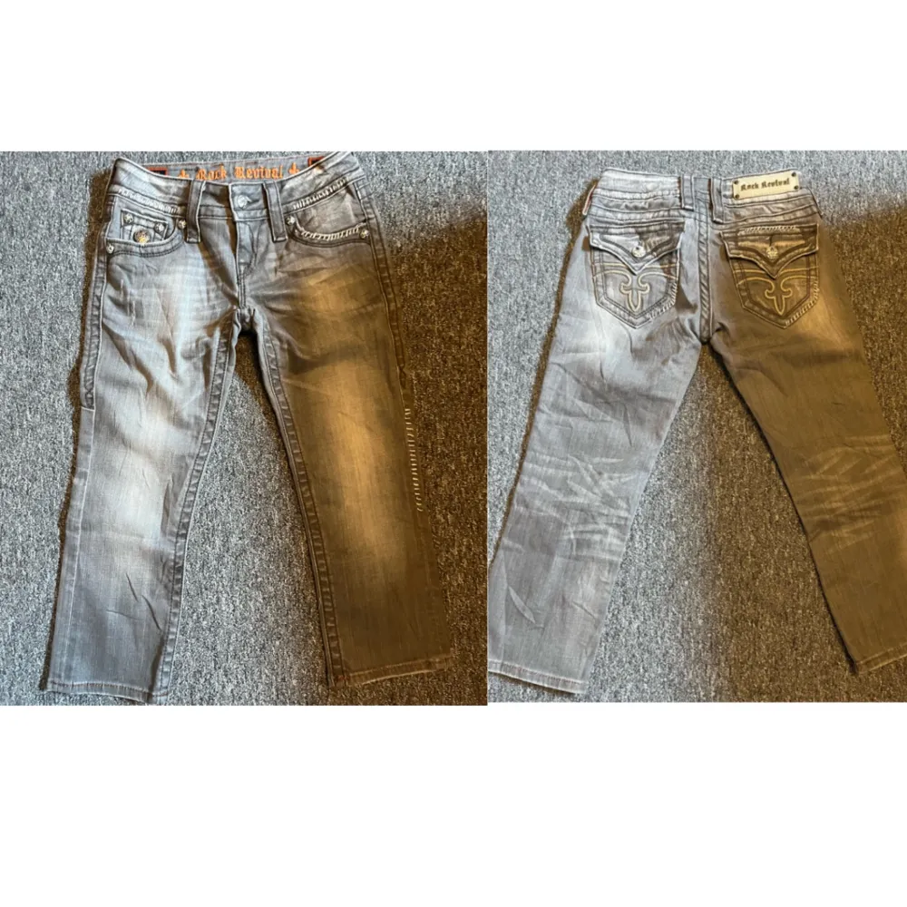 Snygga Lågmidjade jeans/shorts med ascoola bakfickor. Midjemåttet (tvärs över) är 37cm och innerbenslängden är 56cm. 💛💛. Jeans & Byxor.