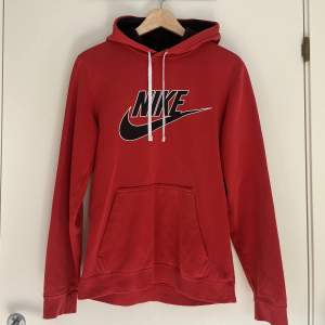 Säljer en röd Nike hoodie i storlek S. Köpt i USA för några år sedan och säljer för att den är för liten.
