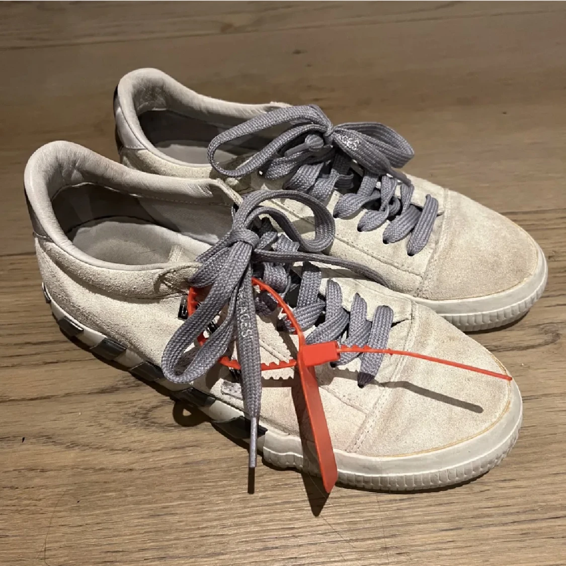 Unika off white skor