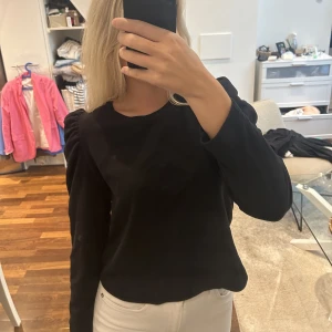 Puffärms tröja  - En mjuk puffärms tröja. Är i samma material som en hoodie! 🖤