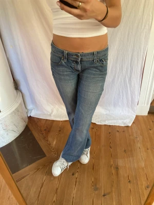 Lågmidjade bootcutjeans  - Midjemått- 40cm (rätt över)  Inerbenslängd - 70cm  Jag är 170 på bilderna! Inga defekter!  Du kan använda KÖP NU💕