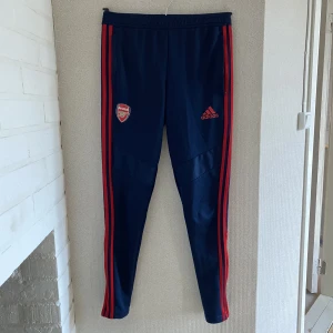 Arsenal byxor unisex - Arsenal byxor köpta på herravdelningen men passar både för killar och tjejer! Säljer då dem tyvärr är för små för mig. De ser kortare ut på bild än va de är, de är ”normallängd”. Hör gärna av er vid frågor! Nypris 600kr. Frakt ej inkl.
