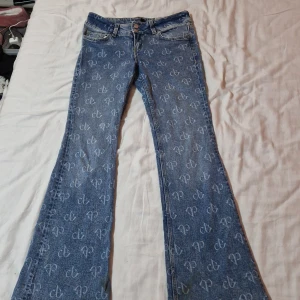 Jeans - Ett par lågmidjade jeans från h&m som andvänts 4/5 gånger dom blev förstora för mig men annars gillade jag dom 