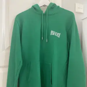 New Black hoodie i färgen grön. Bra skick. Storlek S.  Köparen står för frakt🤝