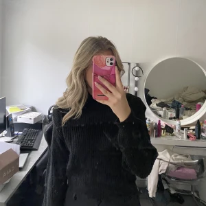 Svart stickad tröja från hm - Säljer denna stickade tröja men detalj på axeln i storlek M då den inte kommer till användning💖