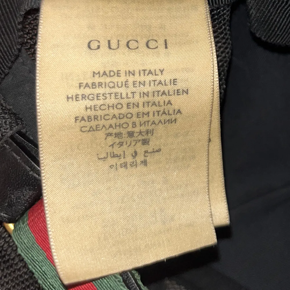Gucci tiger keps, som har slutat tillverkas säljes för 4000-5000sek på farfetch etc Använd fåtal gånger, inga täcken på användning,box kvitto dustbag allt finns, fråga på. Accessoarer.