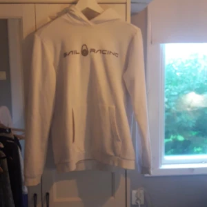 Sailracing hoodie - Säljer pågrund av att jag aldrig använder den, väldigt fint skick inga tydliga fläckar, den är i storlek 170 men funkar för mig som har Small bra