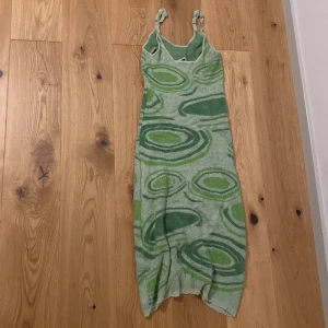 Grön färgglad klänning  - En jätte cool grön klänning 