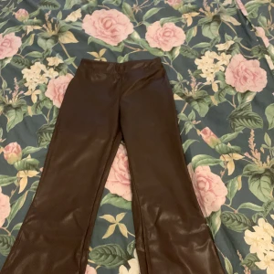 Bruna skin byxorna - Storleken är 146, har bara andvänts 2-3 gånger. Inga hål, exakt som i nyskick.