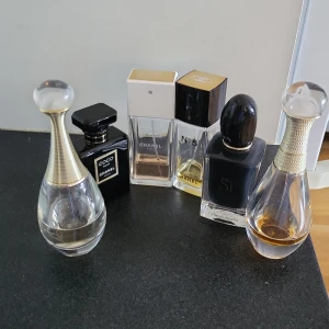 Dyra parfymer  - Parfhmer från olika märken. Säljer billigt för vissa har inte så mycket i sig. 30kr st! Men den svarta chanel är för 100 för den är hel!