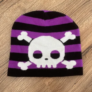 Dödskalle mössa  - Randig mössa med dödskalle💜🖤