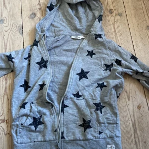 Star hoodie  - Super gullig star girl Hoodie! Storlek xs. Oanvänd men köpt second hand