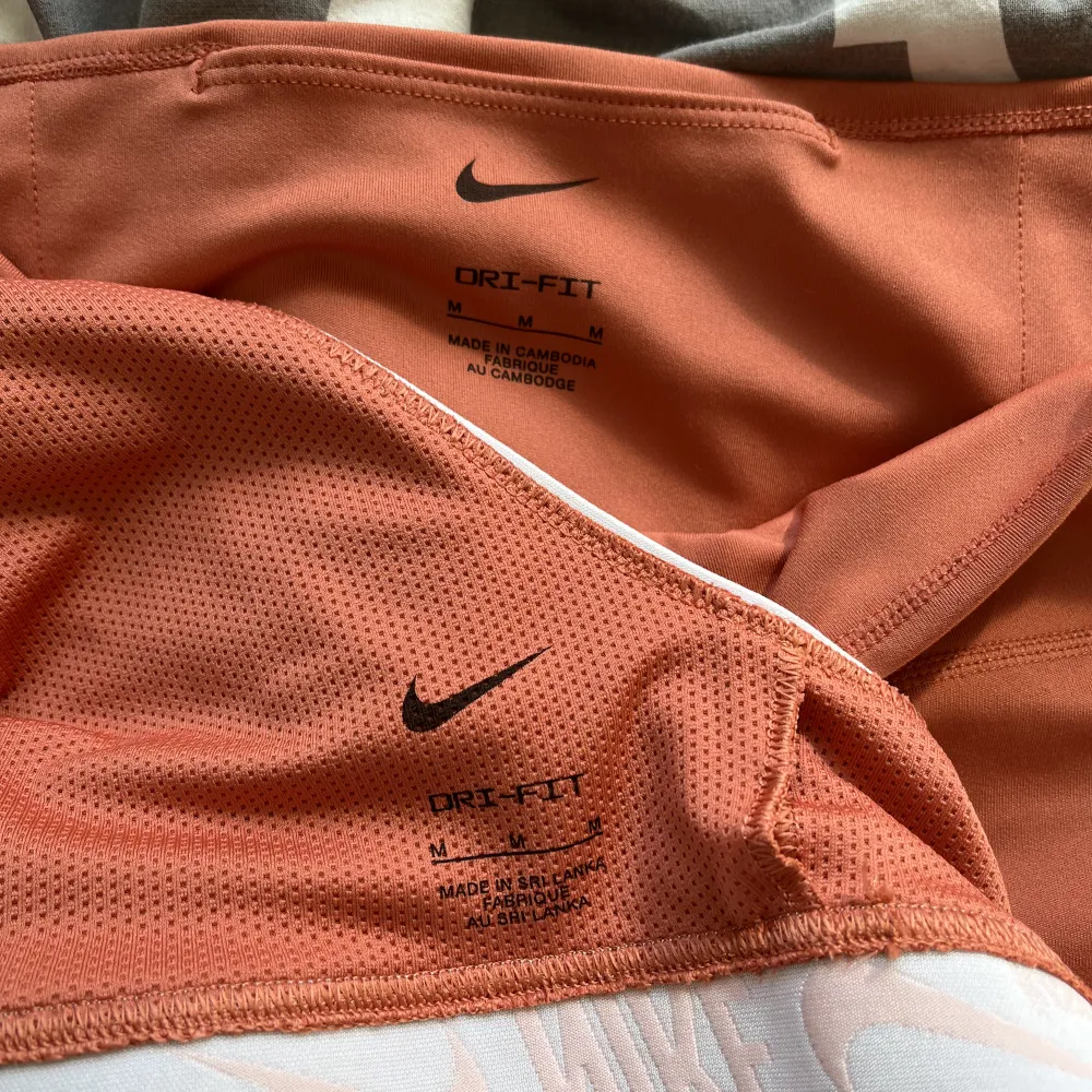 Hejsan, säljer ett sett från Nike dri fit för de inte sitter bra på mig. Allt kostar vanligtvis 200-300 kr delen men säljer billigare. Köparen står för frakt. . Övrigt.