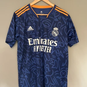 Real Madrid Tröja  - Skön real tröja, passar M/L. Färg Blå, Pris 300kr. 