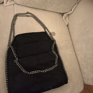 Fejk Stella mc väska - Jag säljer denna fejk Stella mc väska då den aldrig kommit till användning. 