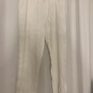 Vita linnebyxor  - Vita linnebyxor från SHEIN. Köpta på herravdelningen. Storlek M men en kort modell. 