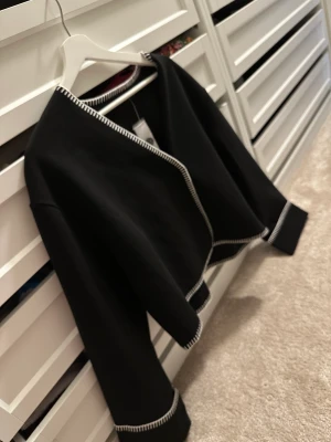 Jacka Gina Tricot - Jacka från Gina Tricot, helt ny och oanvänd i stl M.  Vill ha 550kr för den vilket är vad jag la på jackan + frakt. Kan mötas upp i Gbg annars står köparen för frakten. 