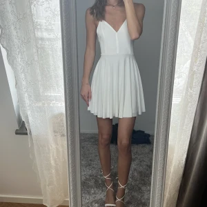 Klänning - Jätte söt klänning från BikBok i strl XS. Endast använd en gång. Perfekt för sommar, student etc. Referens, jag är 179cm lång och är trots det inte för kort✨ Säljer även skorna