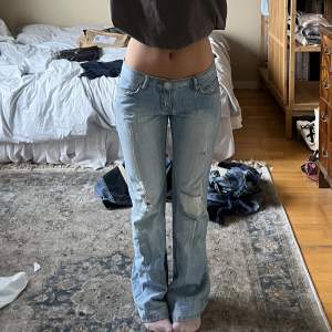 Lågmidjade utsvängda Diesel jeans! Super snygga ljusa / ljusblå🤍Midjemått 40 cm, innerbenslängd 83cm🖤lite slitna vid fötterna 