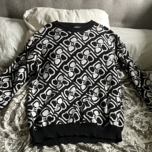 Långärmadtröjs  - Inget fel på tröjan använder den bara inte längre. Den är i storlek small. Rätt så skön att ha på sig. Passar pga att ha på hösten och vintern. Jag köpte den på newyorker.