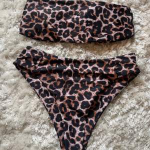 Säljer denna snygga bikini med leopardmönster som är highwast! ✨  Är en storlek S men skulle säga att den är mera en M/L ✨ 