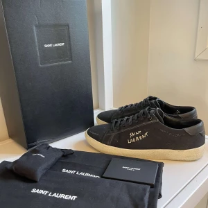 🔥Saint Laurent skor🔥 - Säljer nu dessa as snygga Saint Laurent skorna i storlek 41 passar även 42. Dem är i nyskick och allt og hänger med, skriv vid minsta fundering🔥🫡