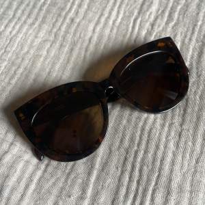 Chimi x Gina Tricot solglasögon modell 1 i färgen tortoise brun. Aldrig använda. 