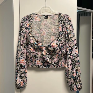 Blommig topp - 2 för 1 - 2 styckna toppar från GinaTricot i storlek 34. Bra till att ha en BFF-topp eller en syster-topp. Kan självklart bara behålla 1 och ge den andra som present om man vill, då den andra är helt gratis. Helt ny i skick, bara använd 1 gång.  2 för 89kr