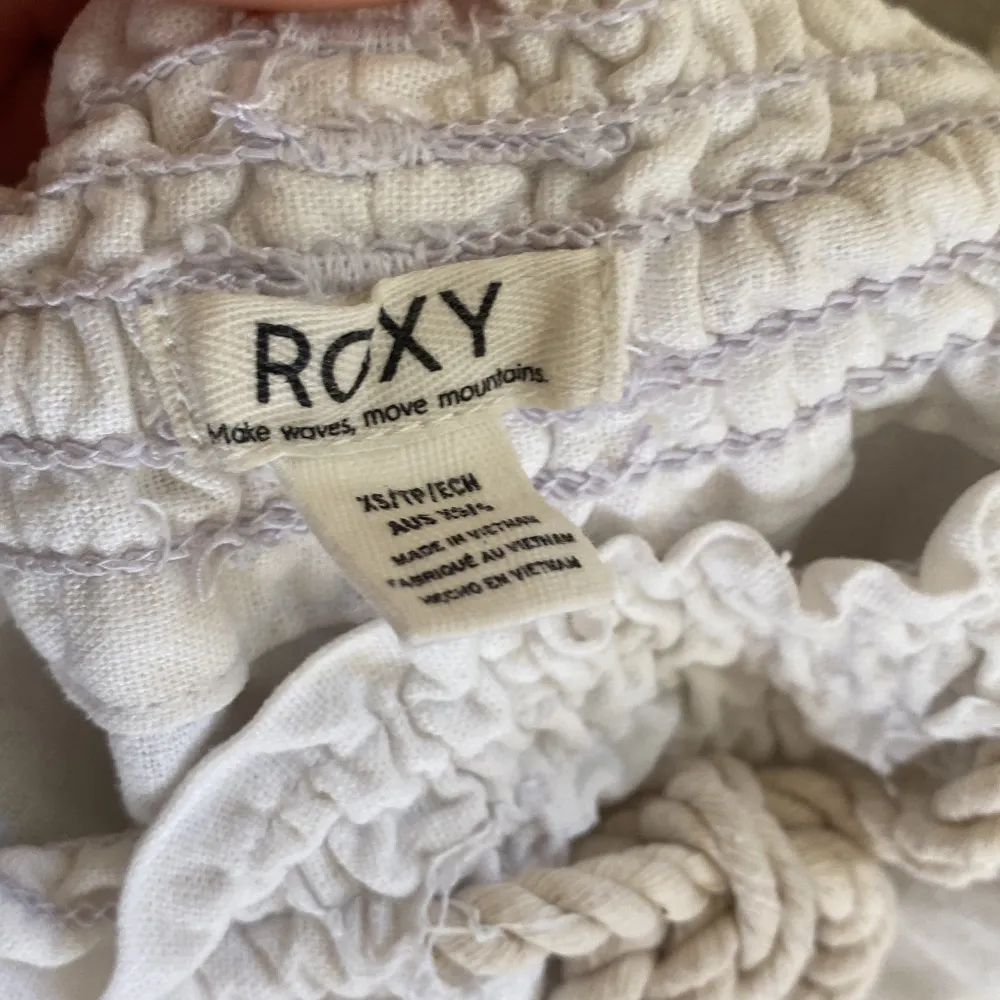 Linnebyxor från Roxy säljes pga ingen användning❤️ I gott skick! Skriv för fler bilder m.m. Jeans & Byxor.