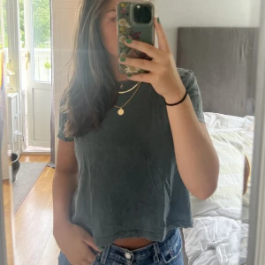 Stentvättad t-shirt - Stentvättad t-shirt från Zara i en boxig croppad modell. Är i storleken S och är superskön. Använd några få gånger så är som ny.