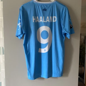 Haaland Man city tröja - Fin tröja som jag fick av en kompis men som tyvärr inte passade. Den är storlek M och i väldigt bra skick. Kan tänka mig att gå ner lite i pris.