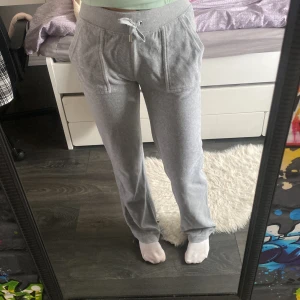 Juicy couture byxor - Gråa juicy byxor från nelly, köpt förra vintern för 1100, pris kan eventuellt diskuteras( en knapp från snöret är borta men annars är den helt som ny)