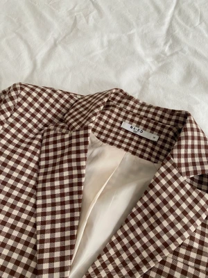 Kavaj från NA-KD - Snygg oversized kavaj från NA-KD✨ Använt flera ggr, men väl omhändertaget därför i mycket bra skick!   Säg till om fler bilder📸  Kan mötas upp i Uppsala annars står köparen för frakten✨