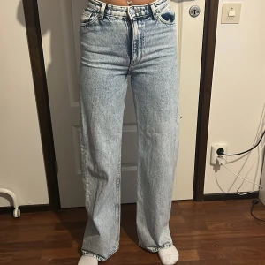 Jeans  - Jeans i ljusblå tvätt från monki i strl 25