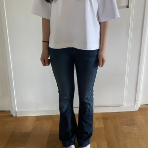 Jeans - Säljer mina favvojeans!! Bootcut och lågmidjade! 🖤 Kan skicka fler bilder privat:) 
