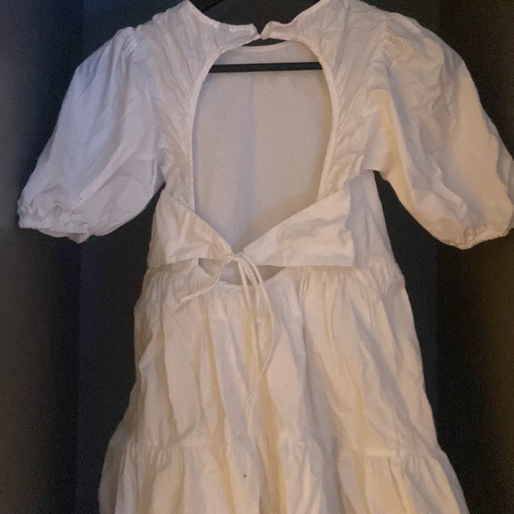 Säljer den här jättefina klänningen från zara pga att den är för liten för mig, använd ändast 1 gång. Säljer för 200 kr, storlek xs.. Klänningar.