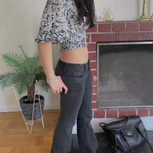 Mönstrad topp - Säljer en jätte söt blommig topp med puffärmar och V-ringning 🌺🌺