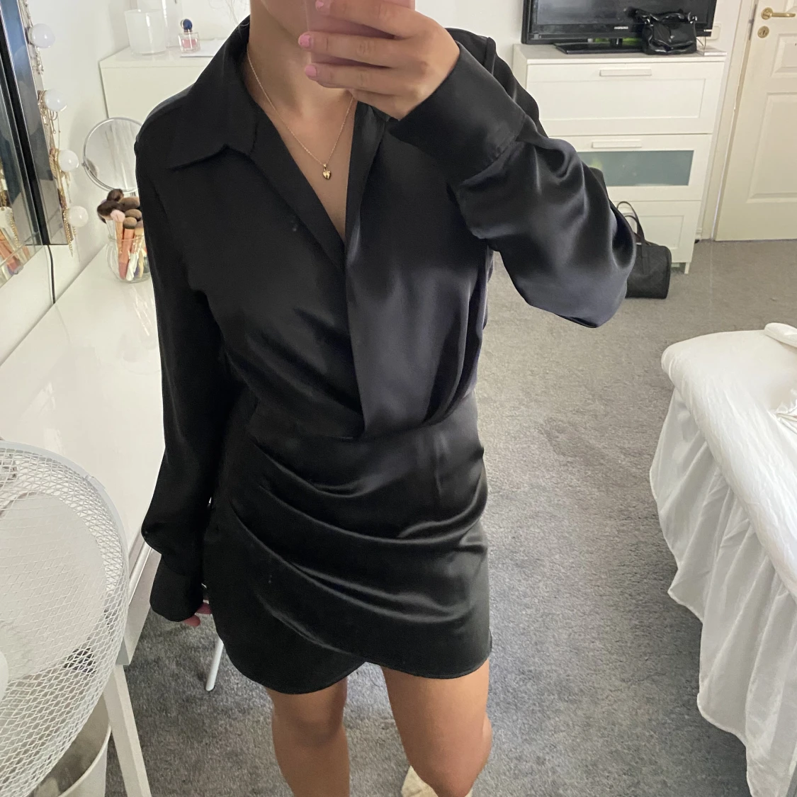 Svart satin klänning  - 90