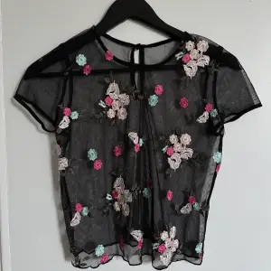 Fin, knappt använd mesh topp som jag köpt vintage. Därav vet jag inte vilket märke det är. Står ingen storlek heller men skulle säga att den sitter som en XS. 🌺 