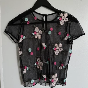 Mesh topp strl. XS - Fin, knappt använd mesh topp som jag köpt vintage. Därav vet jag inte vilket märke det är. Står ingen storlek heller men skulle säga att den sitter som en XS. 🌺 