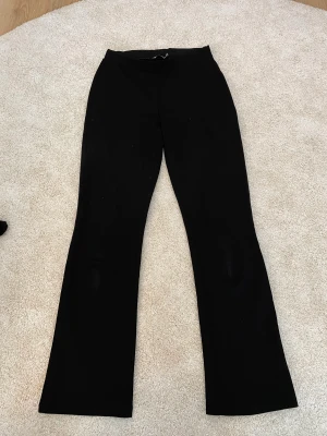 Svarta bootcut byxor!  - Dom går inte ut så jätte mycket vid benen och har ett lite strävt material ute på  men lent material inuti.(porto tillkommer) 
