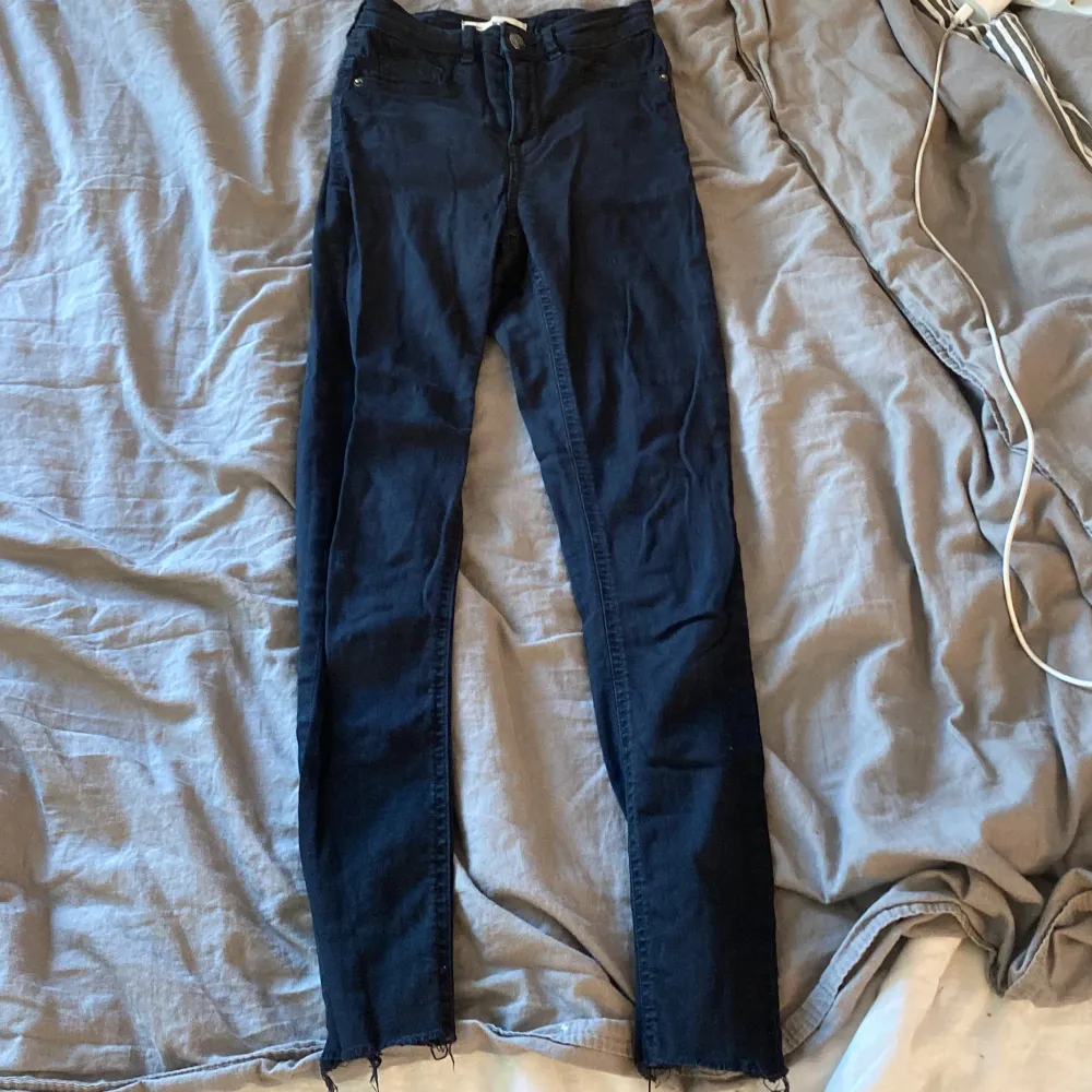 Svarta skinny jeans från Gina i storlek xs. Inte jätte använda så i hyfsat skick💕. Jeans & Byxor.