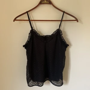 svart linne - svart linne med svarta prickar